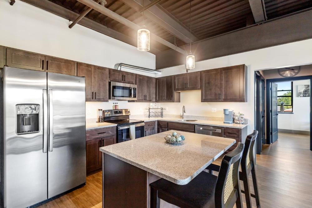 301 - Downtown Condo 1 Bedroom View of City With Fireplace